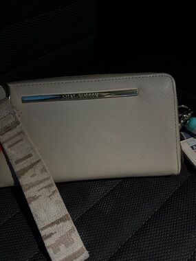 Steve Madden Cream Textured Zip Wallet with Silver Logo